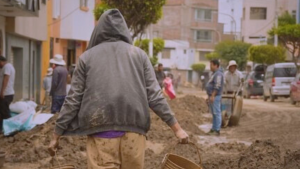 Muchacho cargando baldes en desastre de Arequipa